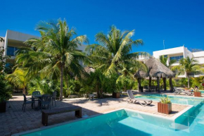 87965 Spacious and private retreat 1 block from the Ocean in Progreso East